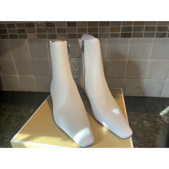 NEW MICHAEL KORS COSMO KITTEN OPTIC WHITE 100% LEATHER BOOT SZ 7.5, MSRP $155 - Picture 1 of 10
